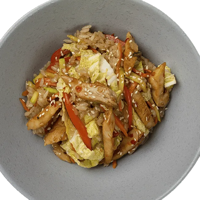 Рис с цыплёнком, овощами и соусом удон