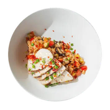 Жареный рис с цыплёнком, овощами и яйцом