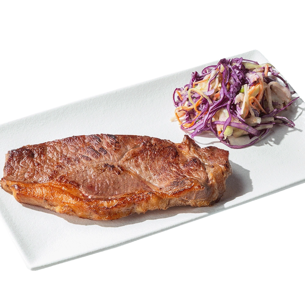 Стейк из говядины с салатом коул слоу