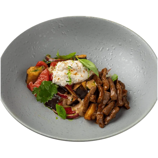 Салат с говядиной, рикоттой и жареными баклажанами