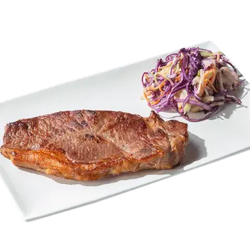 Стейк из говядины с салатом коул слоу