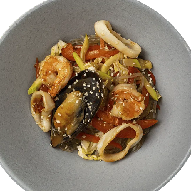 Фунчоза с морепродуктами, овощами и соусом терияки