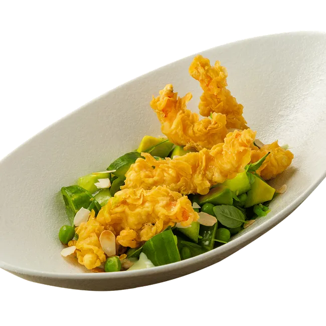 Креветки в панировке с чукой, авокадо и соусом том кха