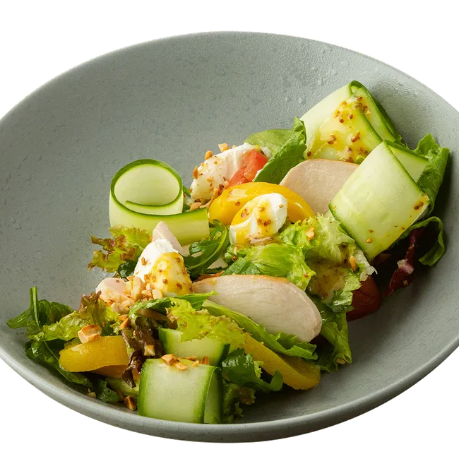 Салат с цыплёнком, персиком и сливочным сыром