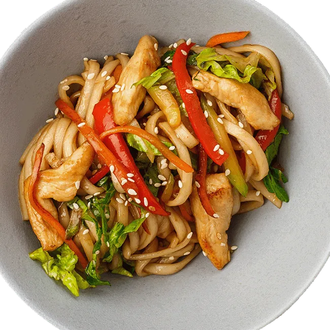 Удон с цыплёнком, овощами и соусом удон