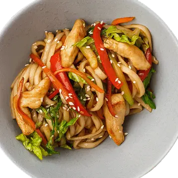 Удон с цыплёнком, овощами и соусом удон