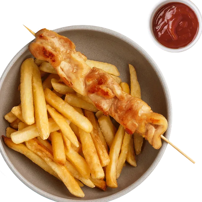 Шашлык из цыплёнка с картофелем фри и кетчупом