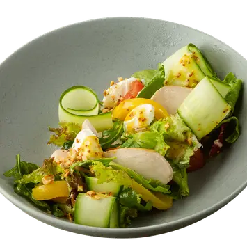 Салат с цыплёнком, персиком и сливочным сыром